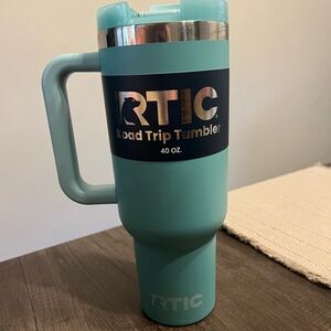 NEW RTIC traveler tumbler, blue lagoon 40 oz. Still in packaging